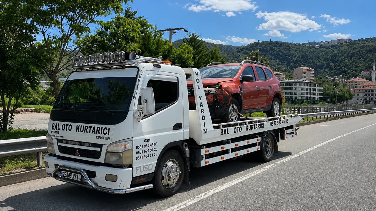 Kaza yapan kırmızı aracın çekici ile kurtarılması